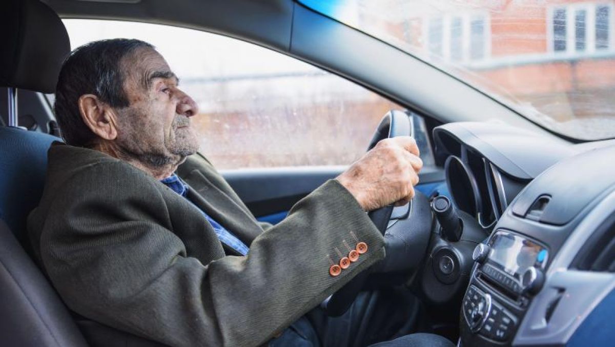 A urcat în mașina unui bărbat de 72 de ani, femeie la SPITAL