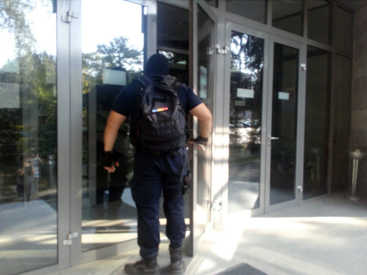 Medic acuzat de luare de mită și trafic de droguri de mare risc apărat de fost prim procuror, audieri maraton cu 15 martori denunțători