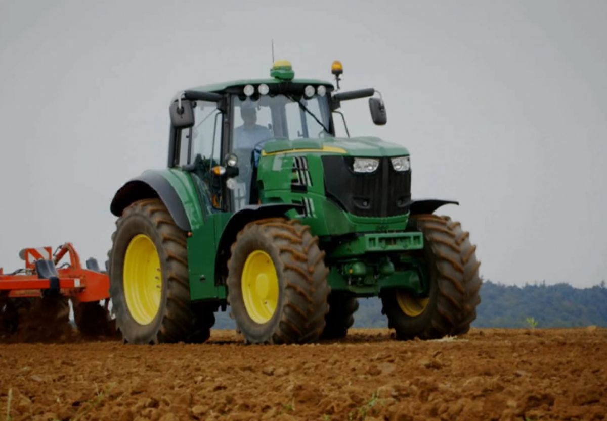 O instituție de la Botoșani angajează tractorist