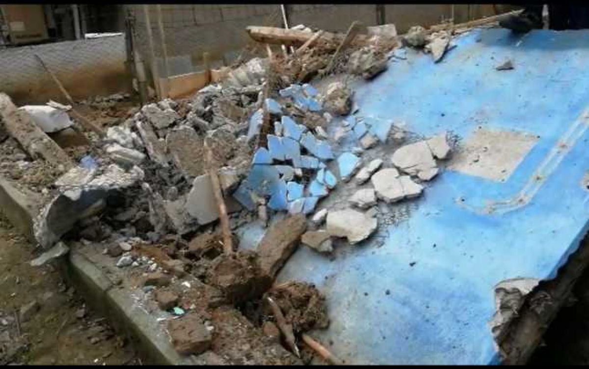 Botoșăneni prinși sub un zid prăbușit!!! Lucrau la o casă, i-au scos sătenii, ambulanțele sunt pe drum