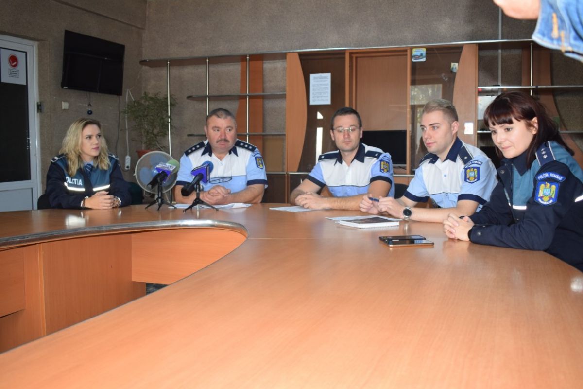 REVOLUȚIE în trafic: Polițiștii au ieșit public pentru atenționarea șoferilor de la Botoșani, telefonul mobil te poate lăsa fără permis și 3 luni de zile – LISTA faptelor sancționate
