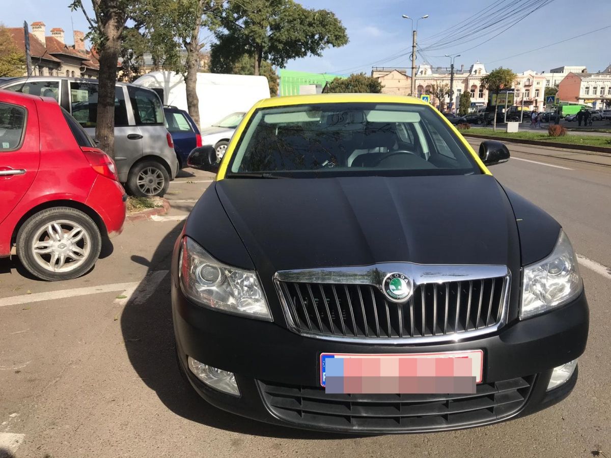 O femeie a blocat două mașini în parcare, a fost la cumpărături: S-a apucat apoi să amenințe șoferii – FOTO