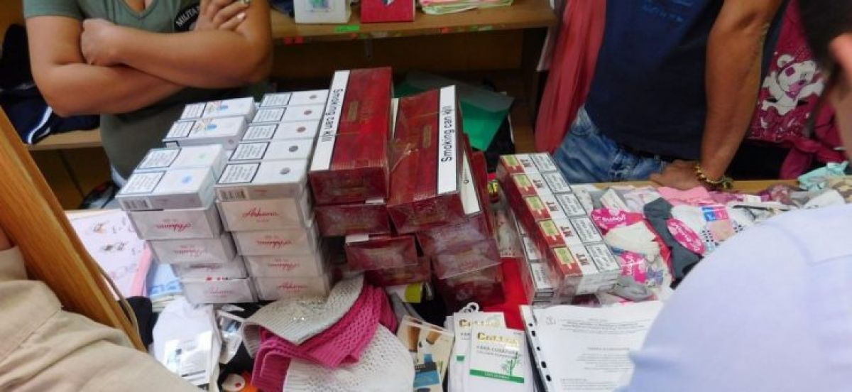 Contrabandă în magazin: SUTE de pachete de țigări dosite sub tejghea