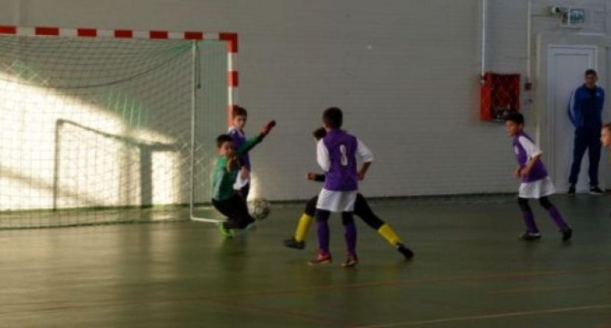 Doi copii au rămas fără telefoanele mobile în sala de sport