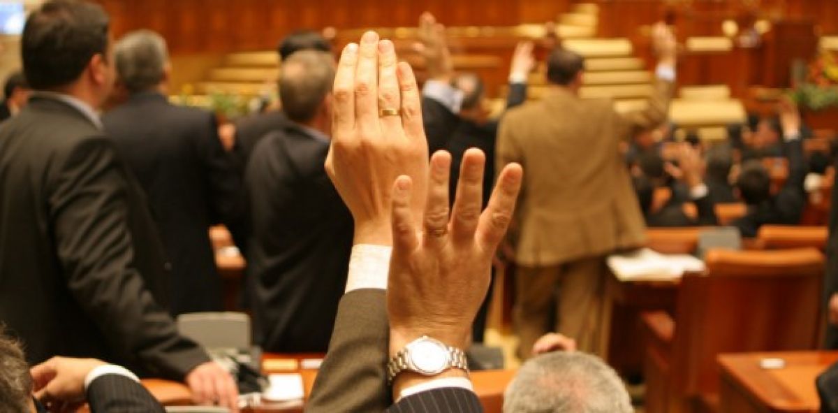 Decizie finală în Parlament: S-au eliminat pensiile speciale pentru 11 categorii de bugetari - LISTA
