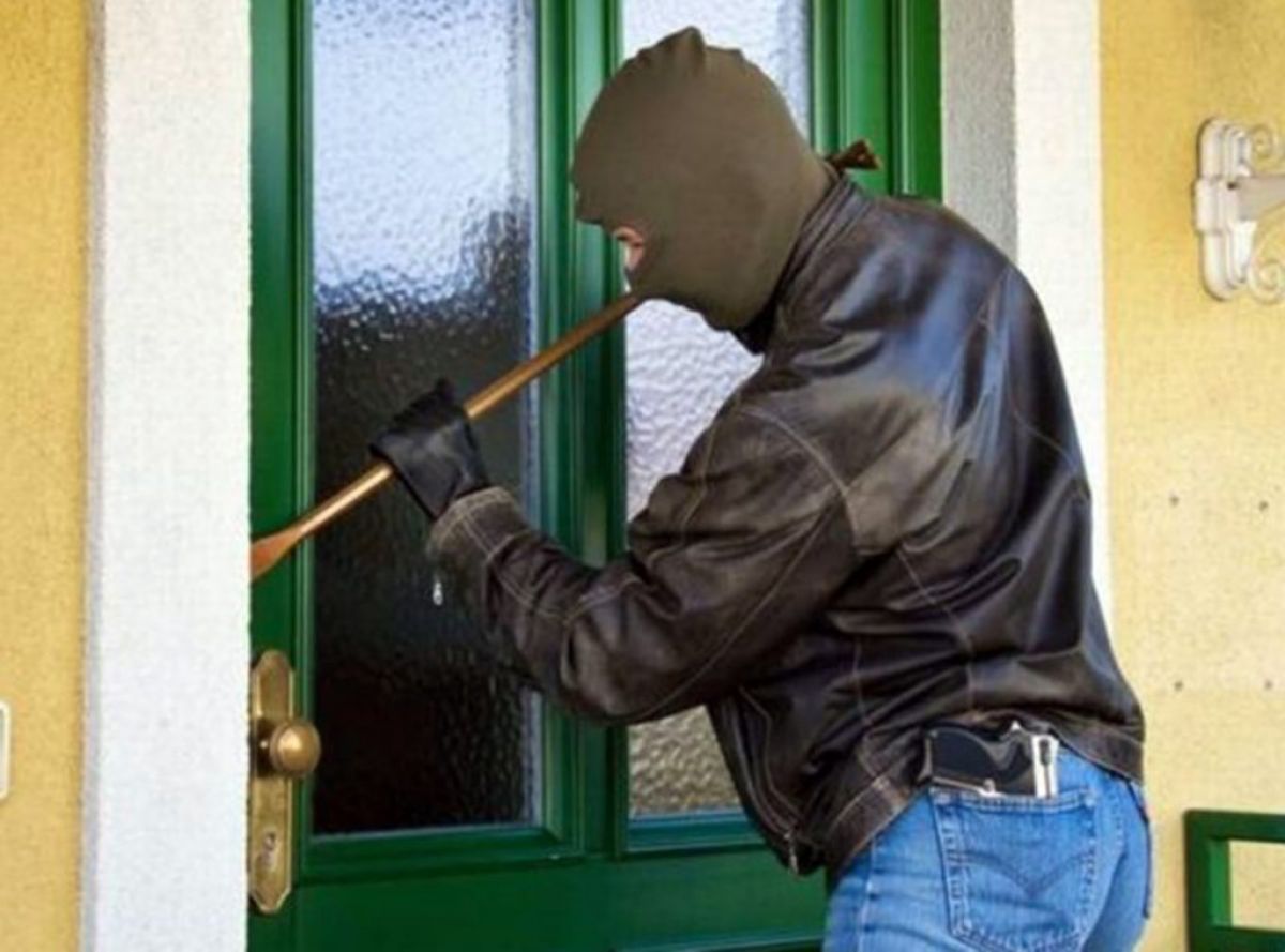 A spart casa unui gospodar, dar nu s-a bucurat decât o zi de bunurile furate