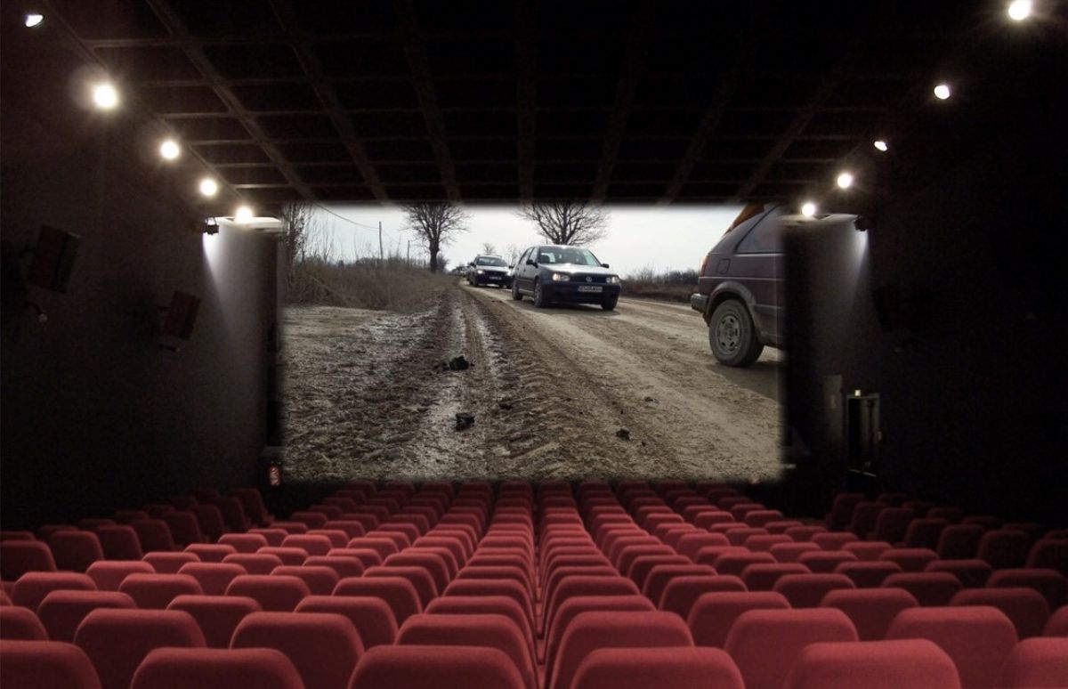 UMILITOR! Filme 3D în sate cu oameni săraci și drumuri de pământ, cinematograful orașului ținut în „comunism”