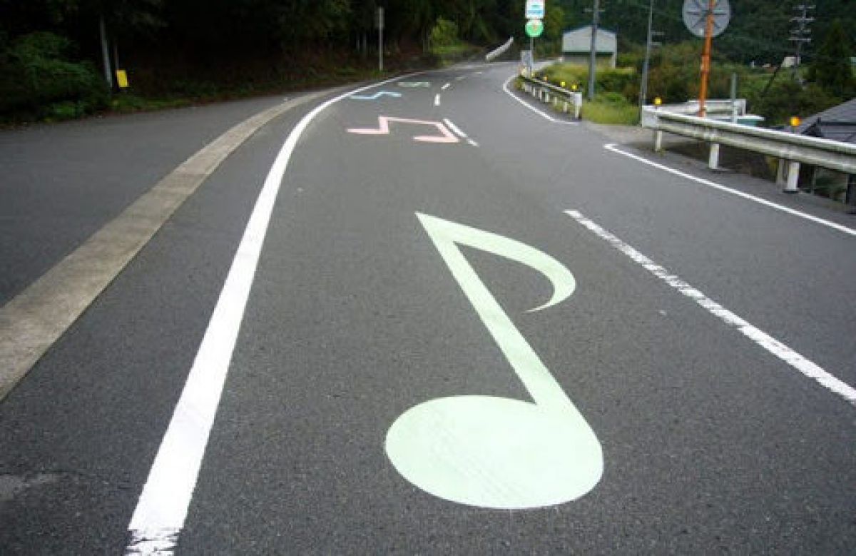 Țara arde, babele se piaptănă cu drumuri MUZICALE, șoferilor nu le vine să creadă: O prostie! Ca în România