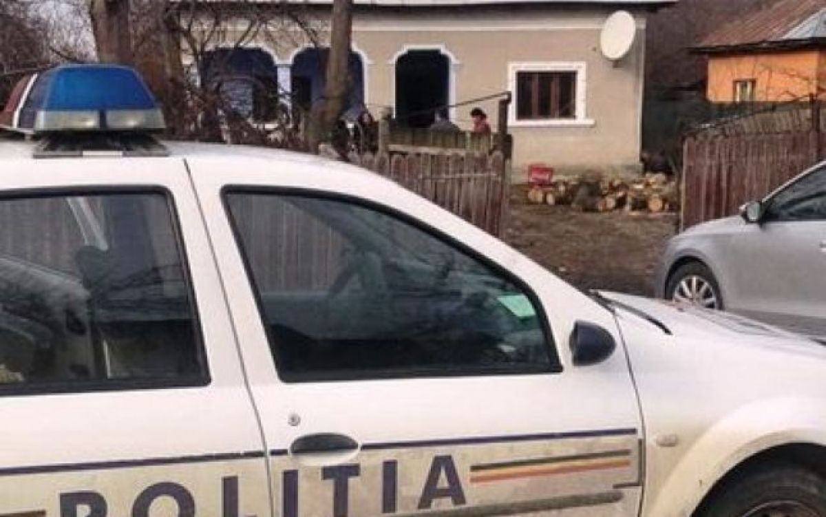 Bărbat cu hainele trase de pe el găsit mort în casă