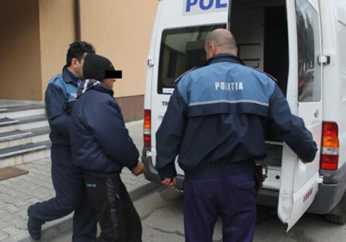 Botoșănean scos în cătușe dintr-o casă în care se ascunsese pentru a nu fi prins de polițiști