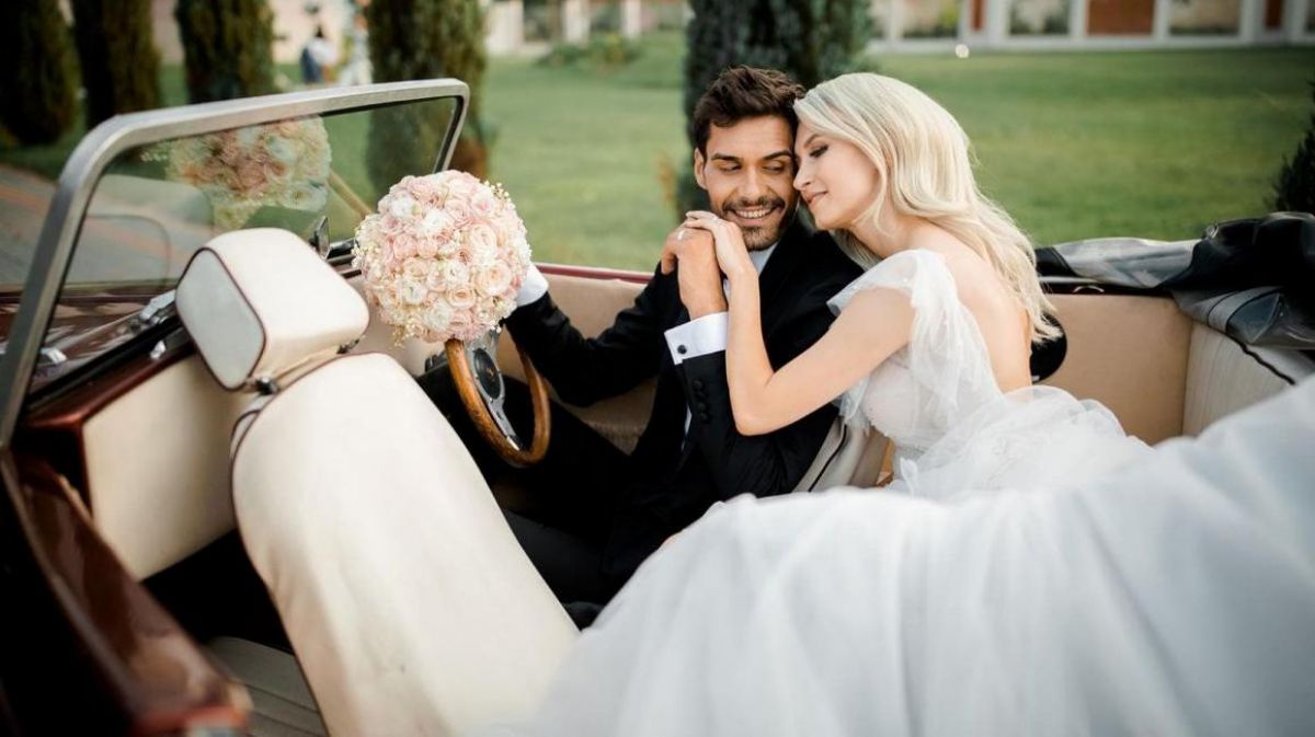 NUNTĂ mare în familia actorului botoșănean: Șase domnișoare de onoare îi aduc soția – GALERIE FOTO