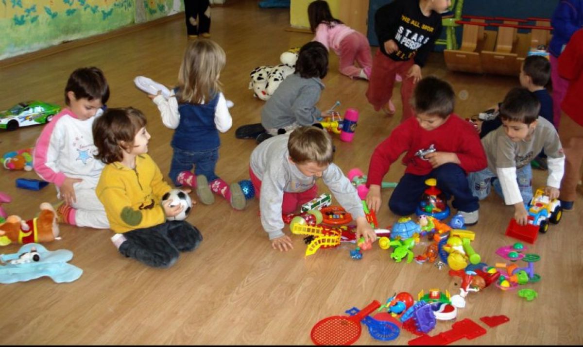 Mai puține locuri la creșe și grădinițe, propunere lansată la Botoșani: Ce fac mamele cu copiii mici?