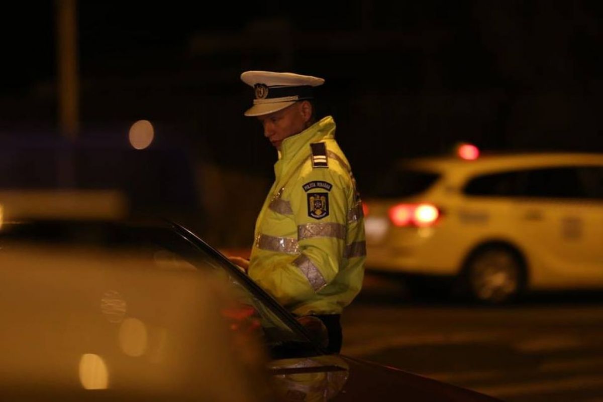 În miez de noapte: Botoșănean de 19 ani tras pe dreapta pe drumul european, CUM circula