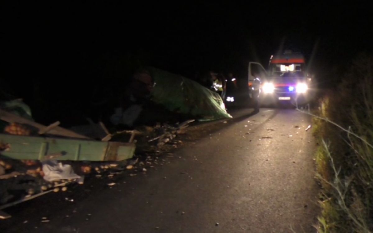 ACCIDENT: Căruță spulberată de o mașină, șoferul rănit, căruțașul aproape în COMĂ alcoolică