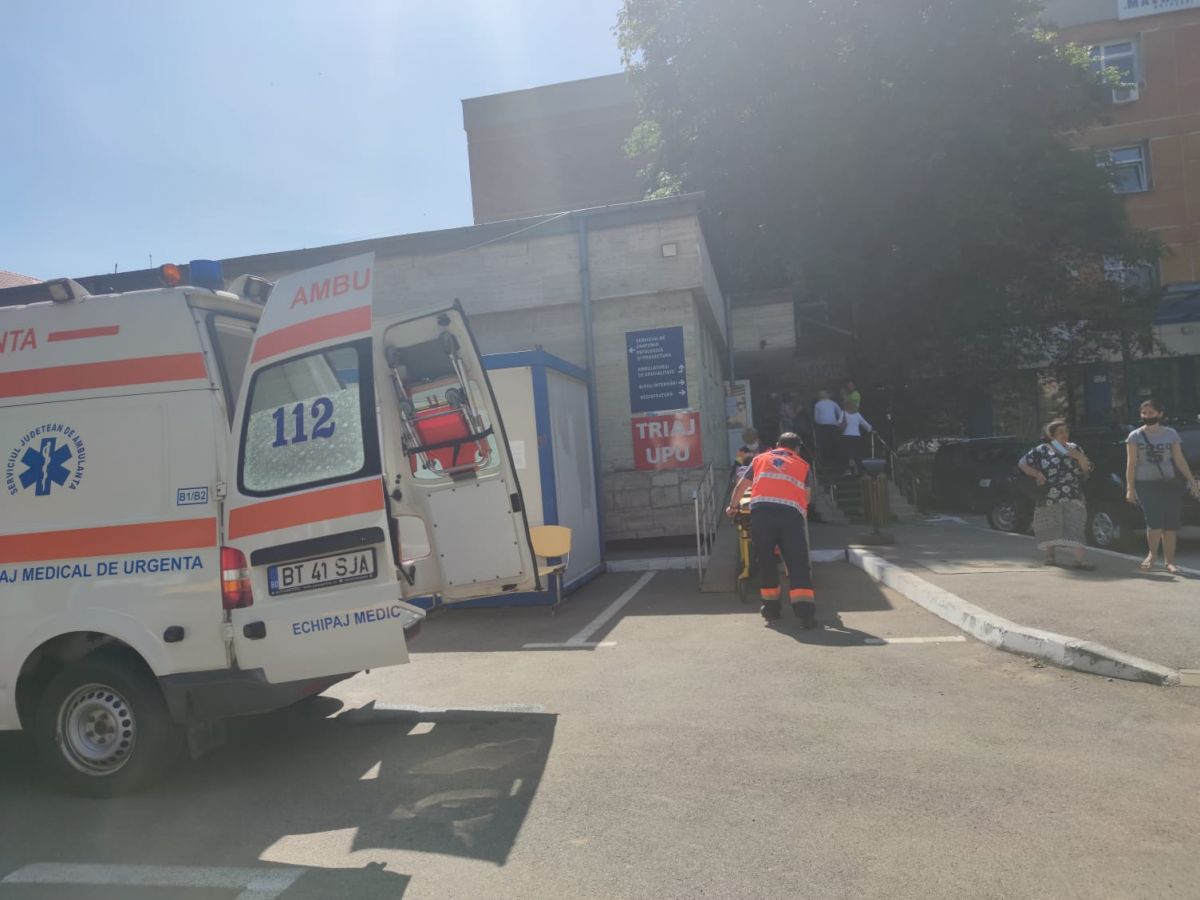 Aglomerație cu sute de pacienți la Urgențe, s-au cerut containere speciale de la București: E mai ceva ca pe front