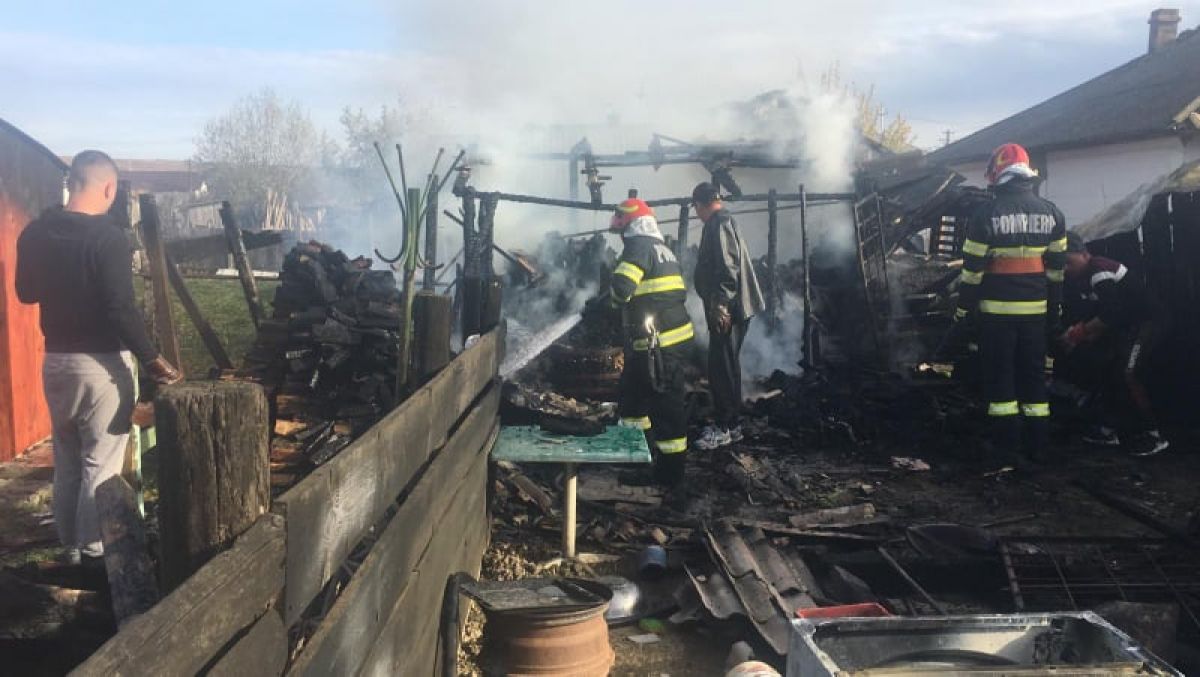 Flăcări într-o gospodărie, pompierii au intervenit urgent pentru a evita un dezastru