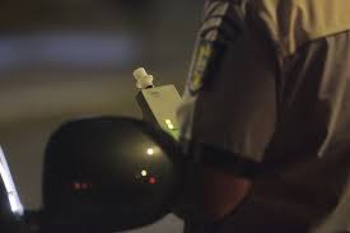 Circula haotic cu mașina pe ulițele satului, oamenii au sunat la 112