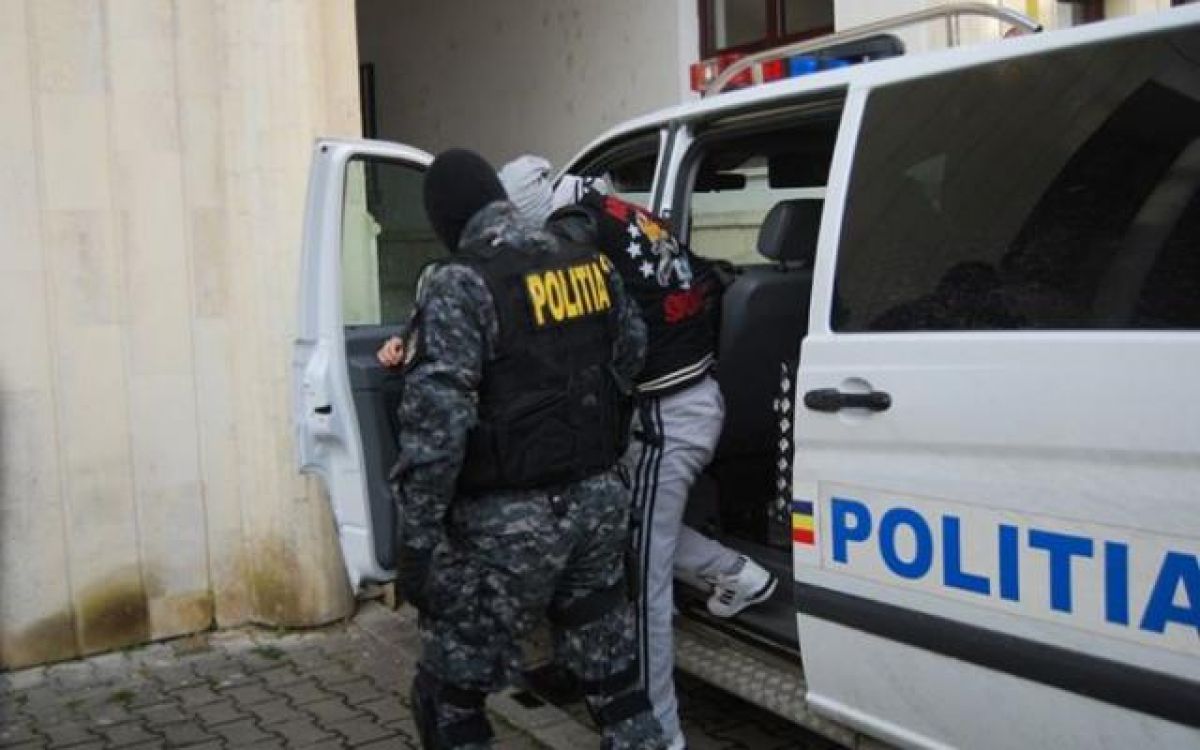 A incendiat locuința unui ”prieten”: Ridicat de polițiști direct din aeroport și escortat până la Penitenciarul din Botoșani