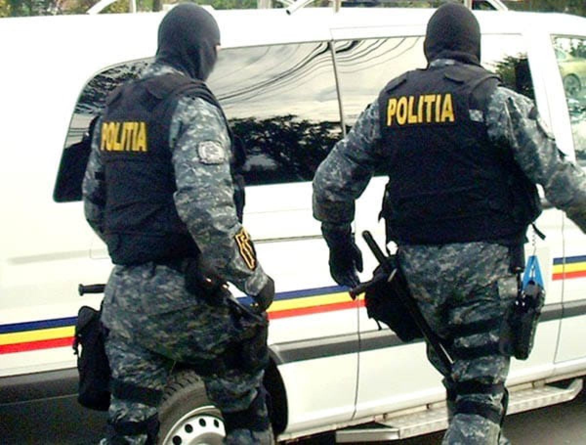 PERCHEZIȚII într-un sat din Botoșani, șase case au fost răscolite de mascați