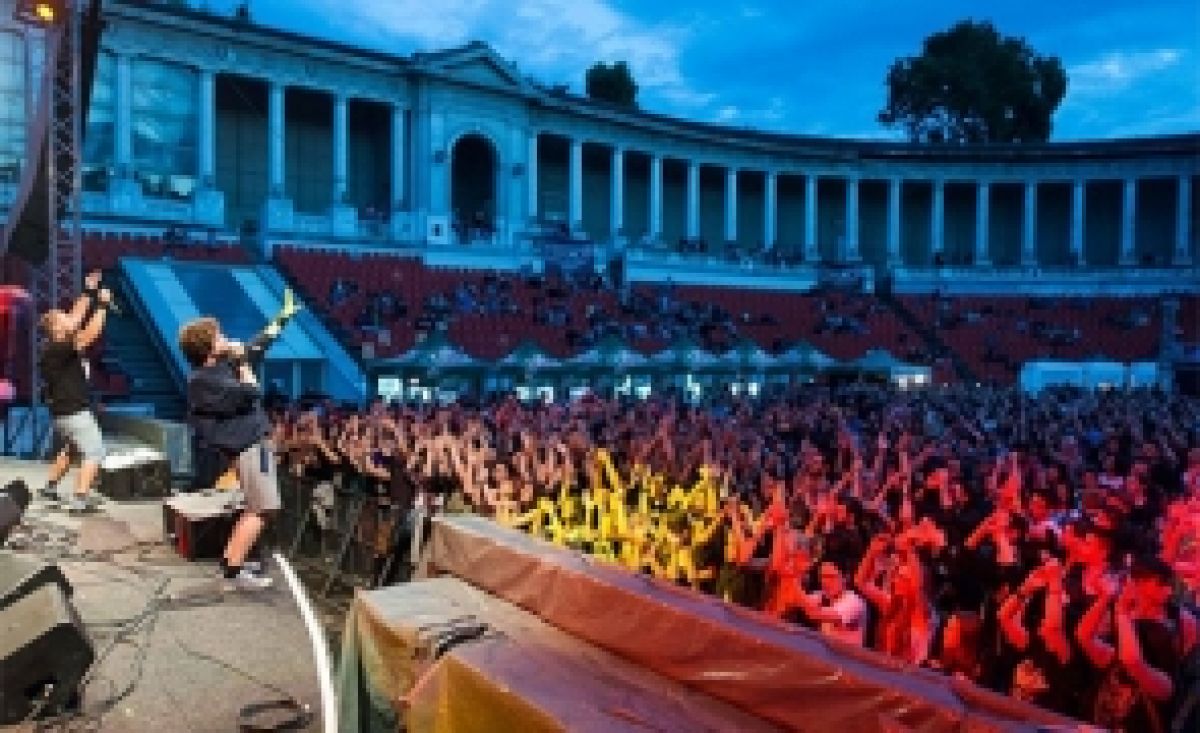 Organizatorii unui festival de rock donează o parte din profit pentru refugiații din Botoșani