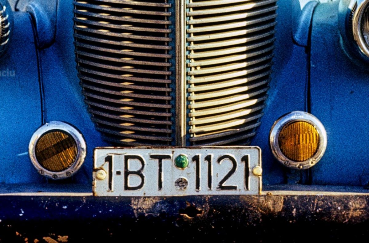 Ce mașină a avut numărul de înmatriculare BT-1 și cine a deținut primul magazin de piese auto din Botoșani - FOTO