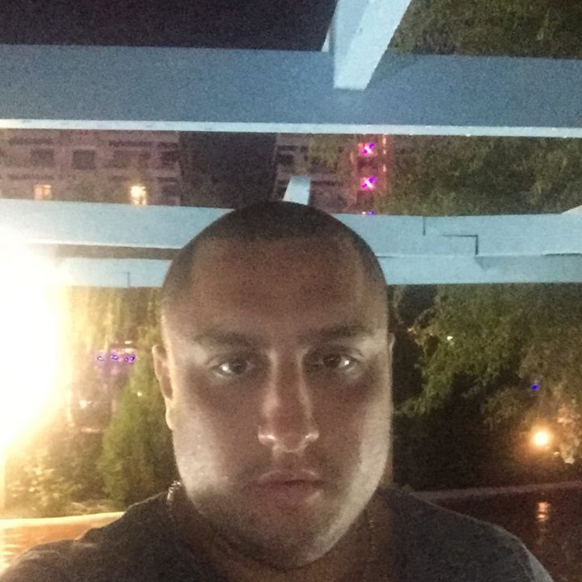 Bărbatul care a lovit un polițist cu sabia în cap NU mai vrea să stea în Penitenciarul Botoșani