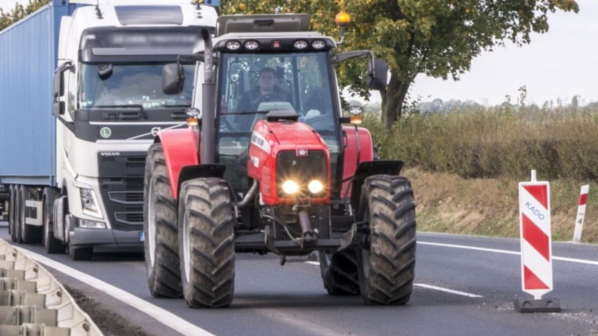 Se schimbă Codul Rutier: Ce se întâmplă cu tractoarele și utilajele agricole