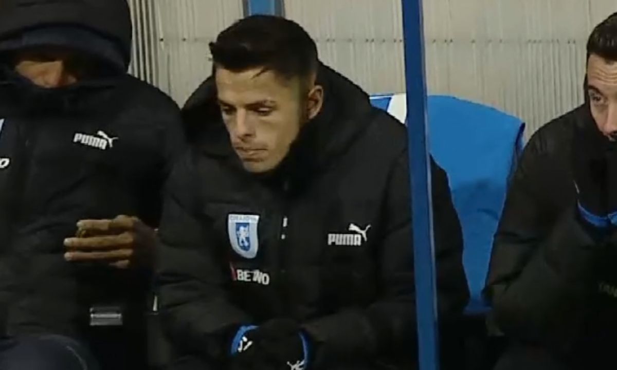 Obiectul cu care a fost văzut un jucător de la Craiova pe bancă, surprins de camerele de luat vederi – VIDEO