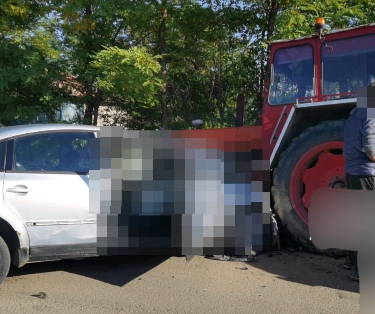Un botoșănean beat și FĂRĂ permis s-a izbit cu tractorul într-o mașină parcată