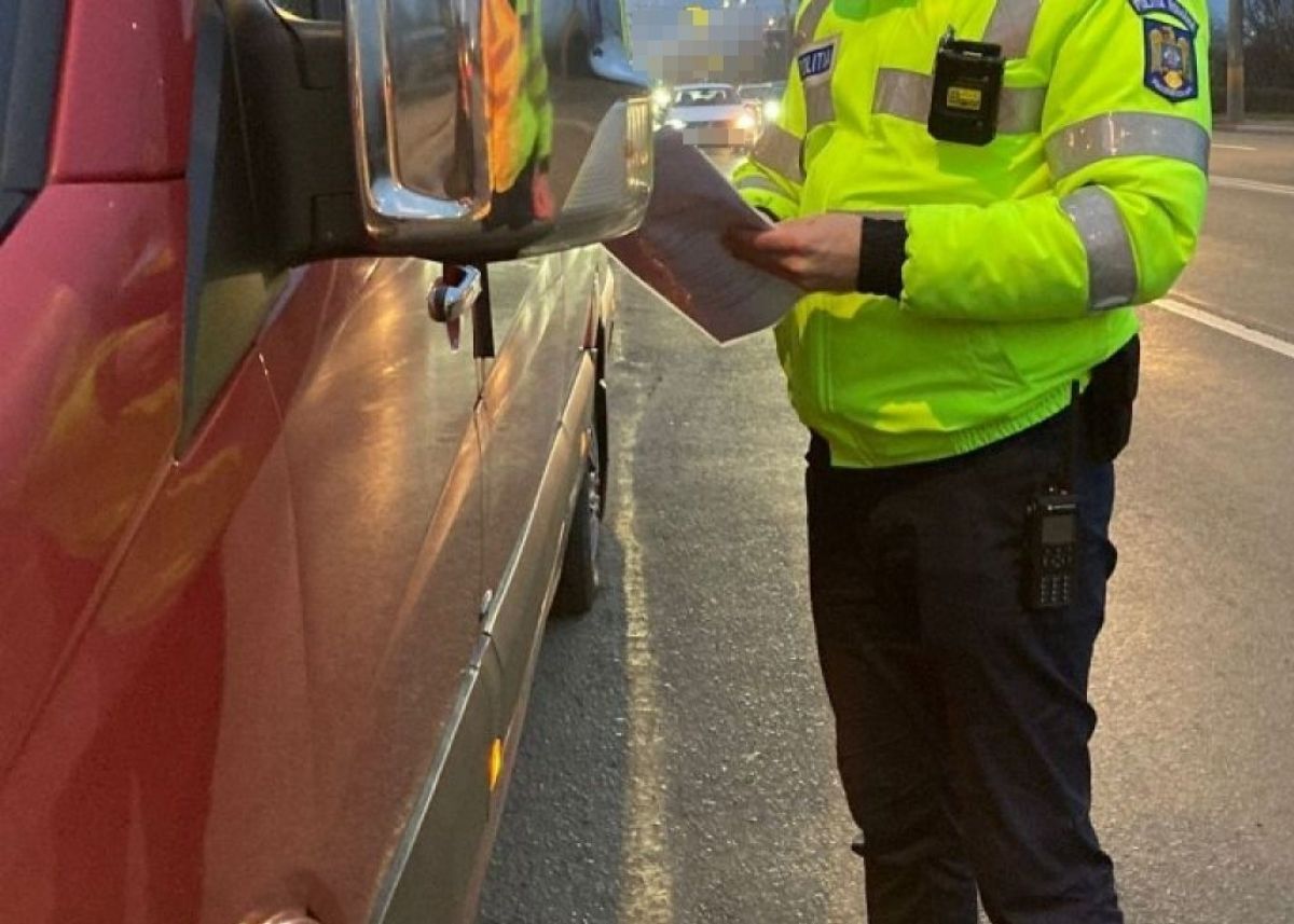 Amendă pentru un șofer oprit în trafic, a rămas și fără marfă