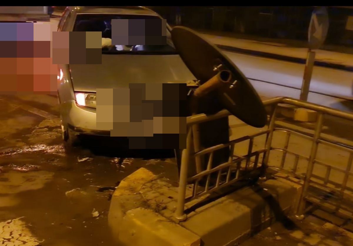 Un șofer mort de beat s-a izbit cu mașina într-un refugiu de tramvai