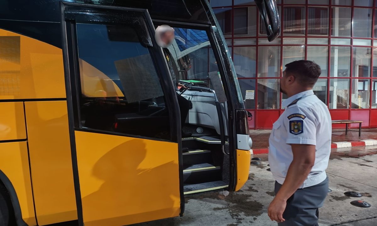 Muzica „bubuia” în apartament, polițiștii au găsit-o pe proprietară la... spital