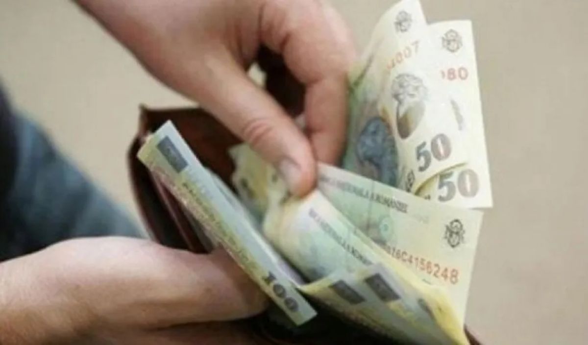 MĂSURI drastice adoptate de Guvern: Salariile ar putea scădea cu 400 de lei