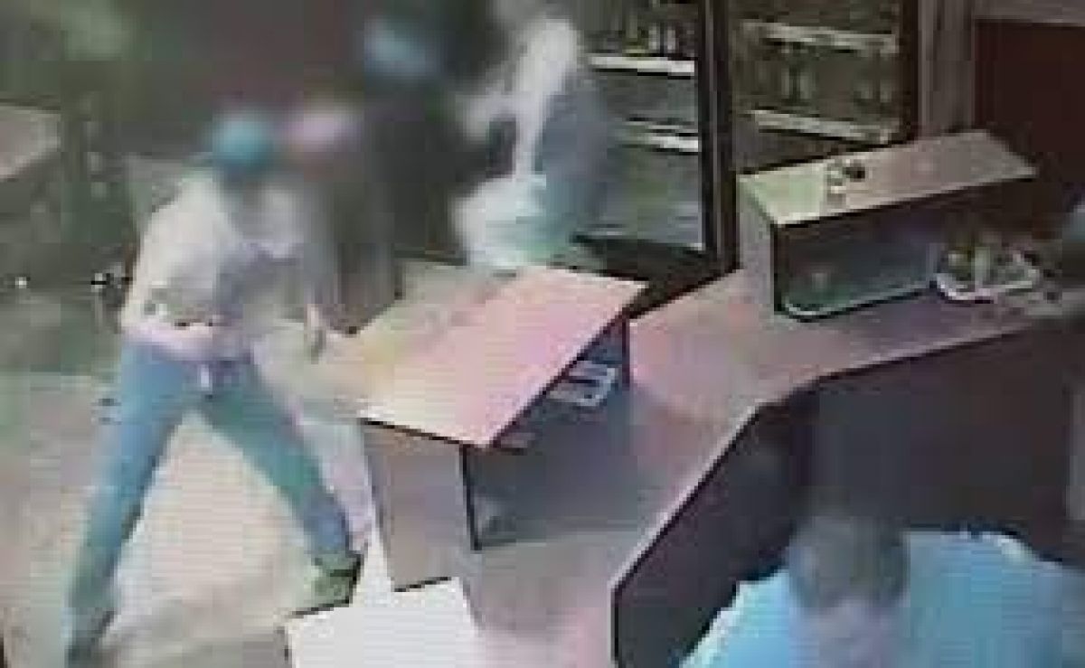 Botoșăneni trimiși în judecată după ce au tăbărât cu pumnii și picioarele pe un bărbat într-un bar