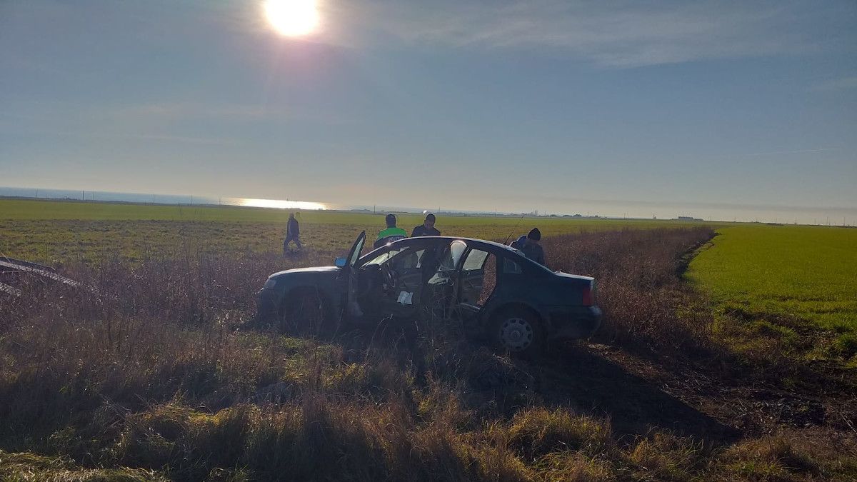 O mașină în câmp a atras atenția: Polițiștii au găsit un bărbat de 67 de ani care abia putea vorbi