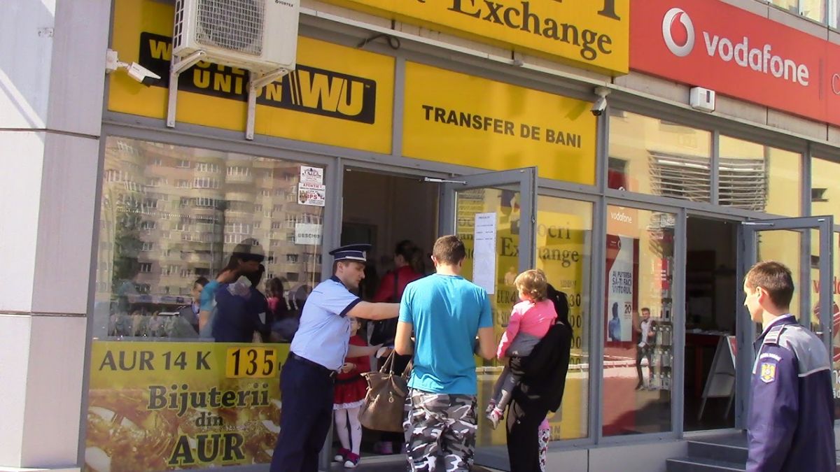 Câteva sute de euro dintr-un foc: Bărbat înșelat de un valutist chiar lângă o casă de schimb