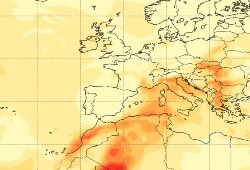 Cerul Botoșaniului, colorat de praful saharian: fenomen rar vizibil zilele acestea