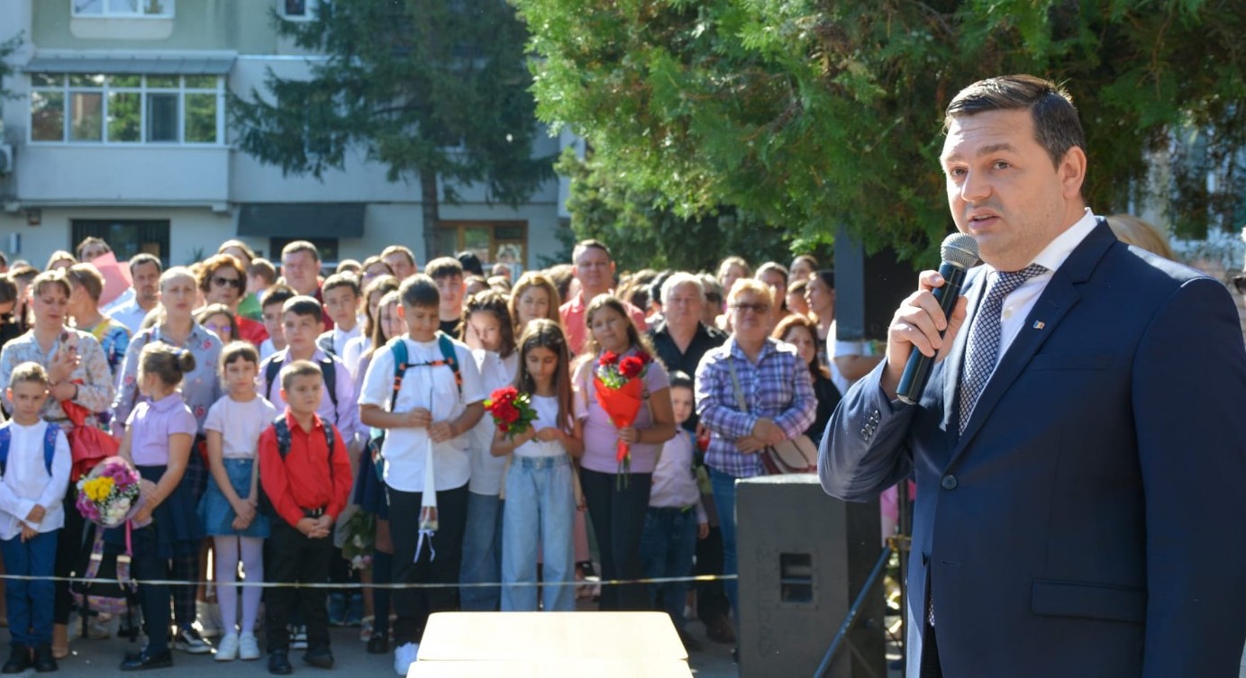 Prefectul Cornilă, mesaj către elevi în prima zi de școală: Citiți, zâmbiți, faceți sport / E normal să aveți emoții