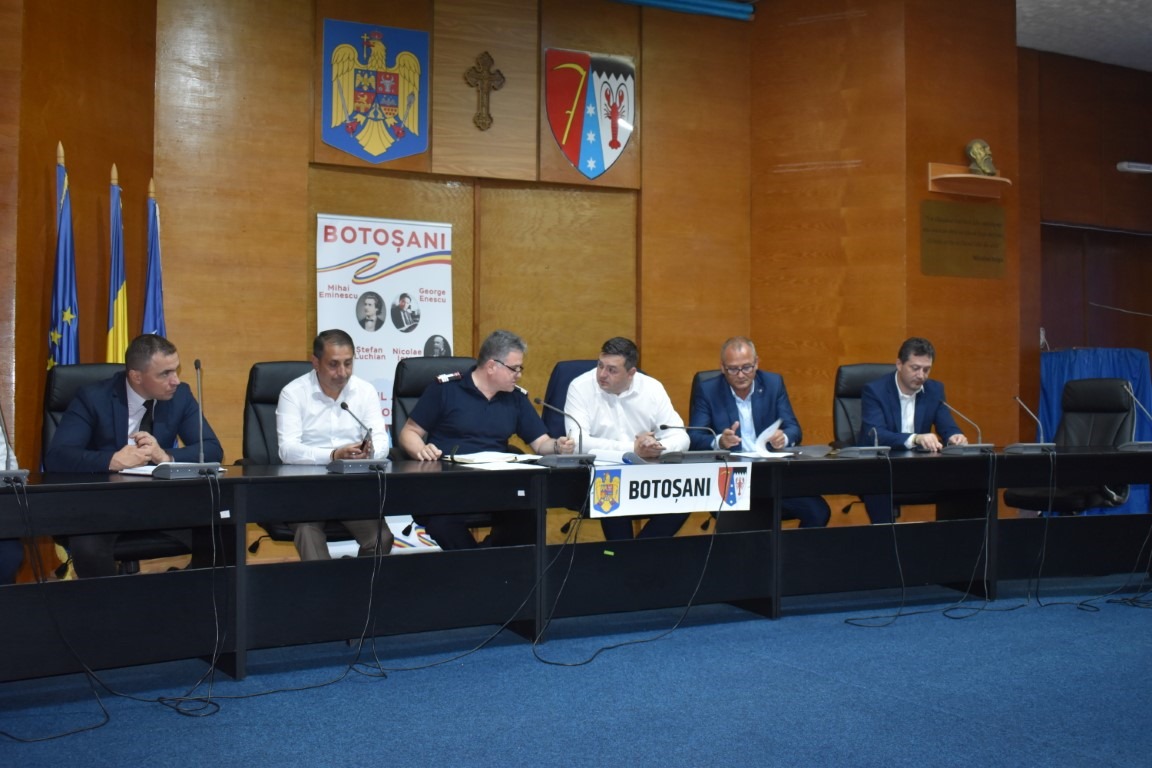 ASTĂZI: Ședință urgentă la Prefectură, MĂSURI adoptate pentru protejarea botoșănenilor de caniculă