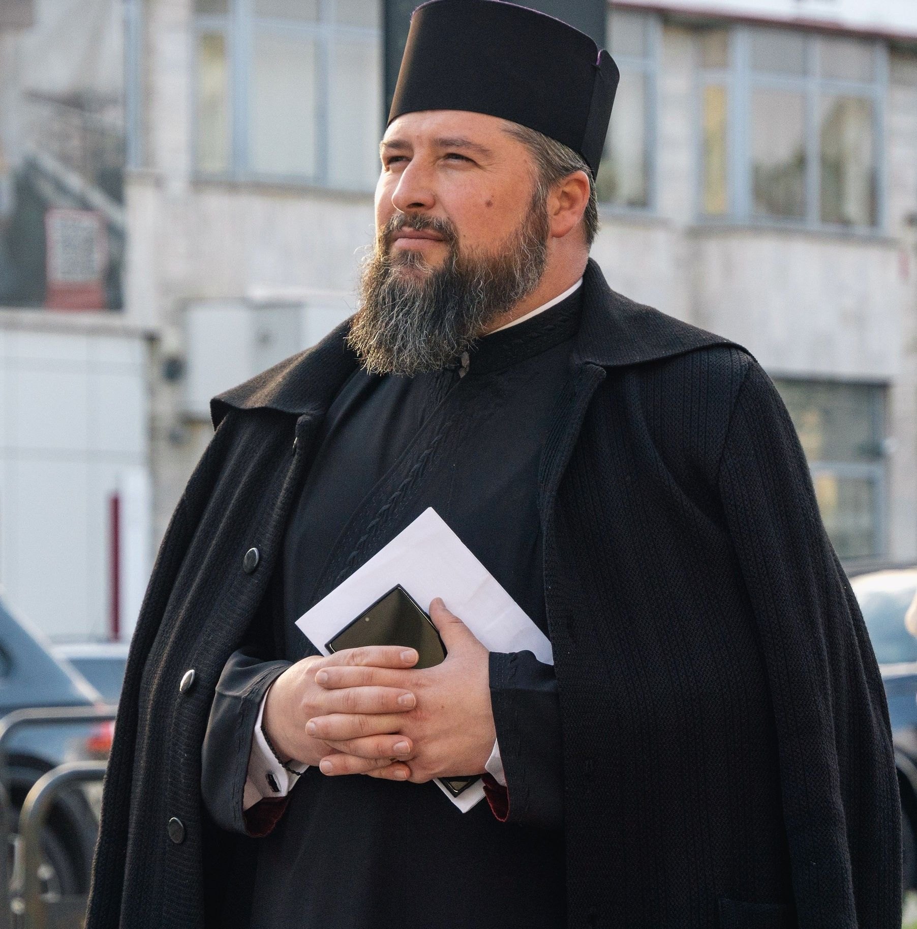 preot Andrei Anusca.