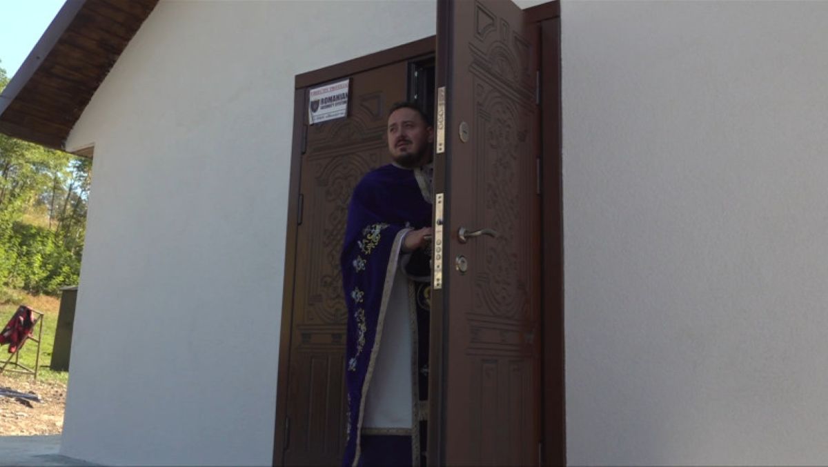 oameni din toata tara la preotul fals din botosani