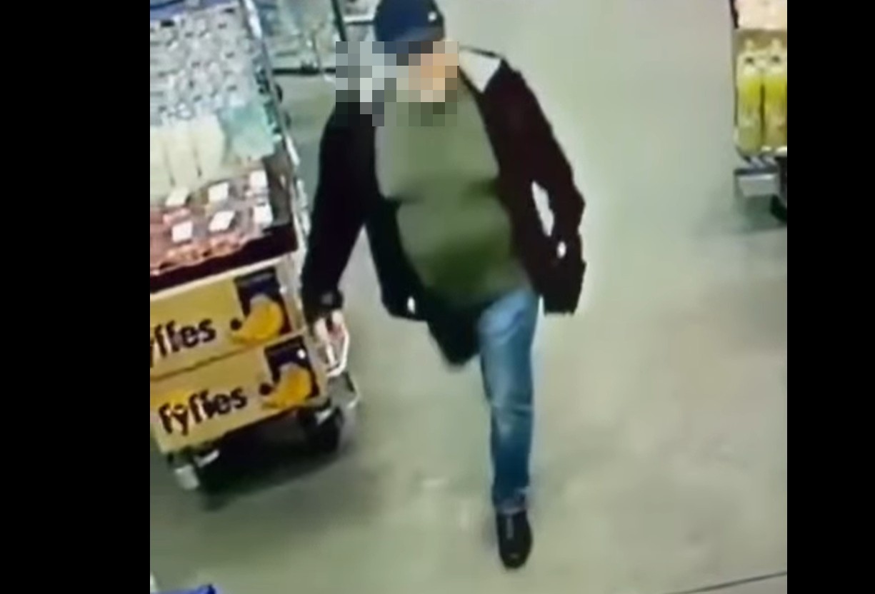 preot jefuit intr un supoermarket