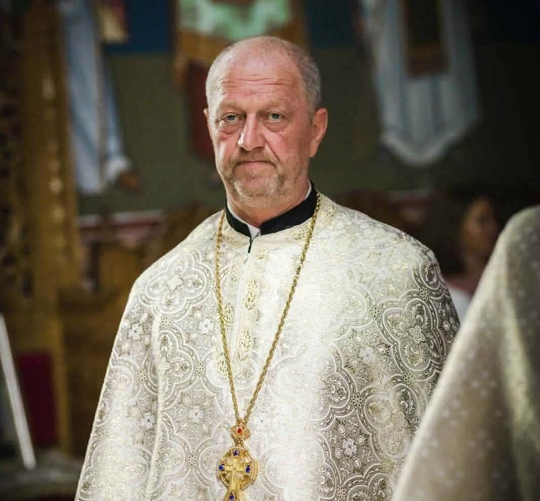 Preot Nicodim Nichita inmormantat in curtea bisericii
