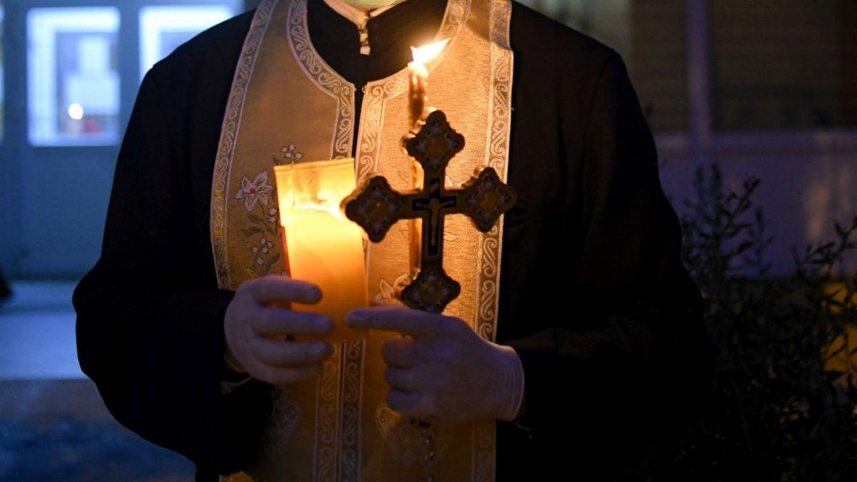 Botoşănean deghizat în preot, prins colectând bani de la turiști la o mănăstire