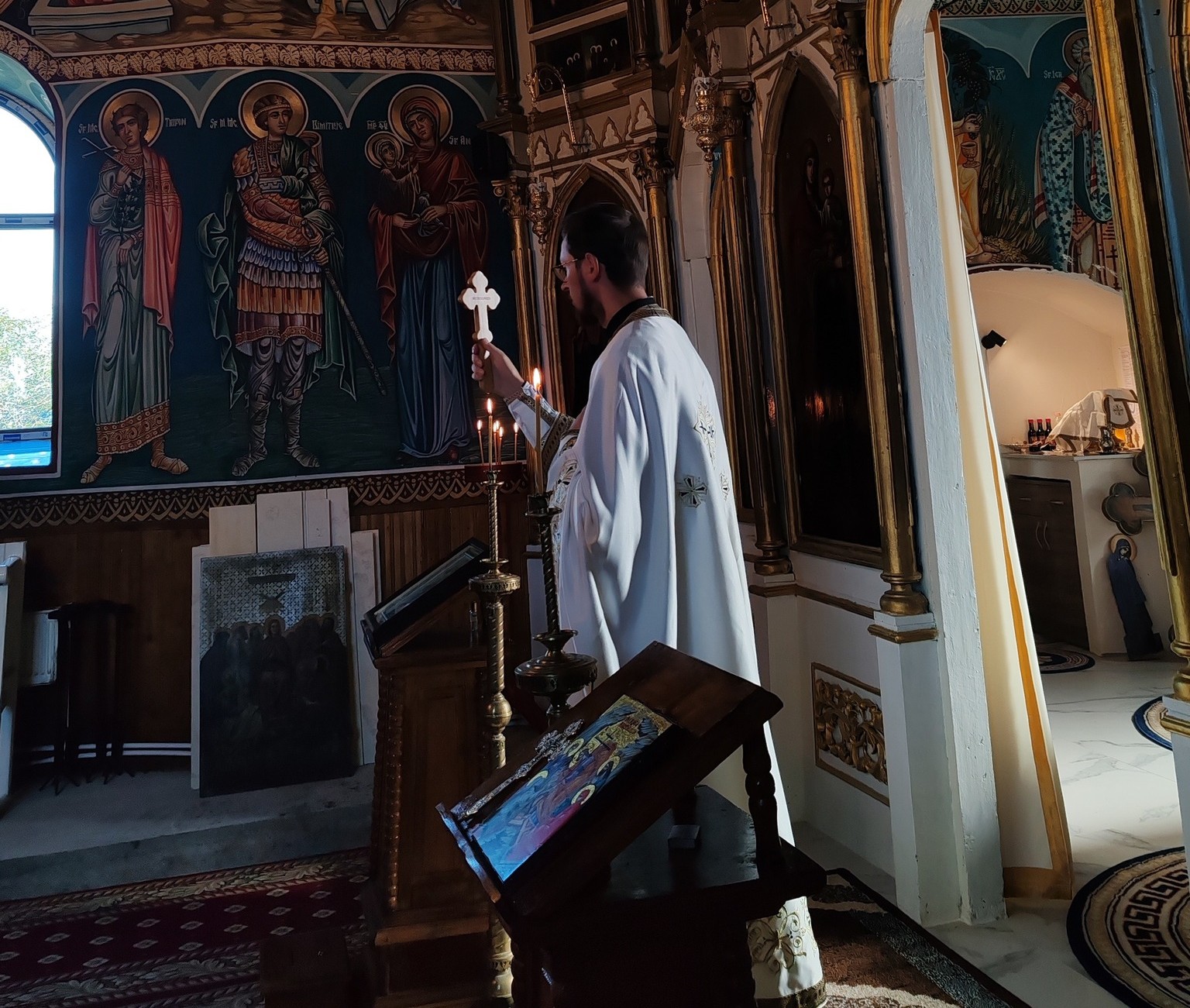 Un preot din Botoșani strânge scrisori pentru Moș Crăciun: Bucuria Crăciunului să ajungă în fiecare inimă de copil!