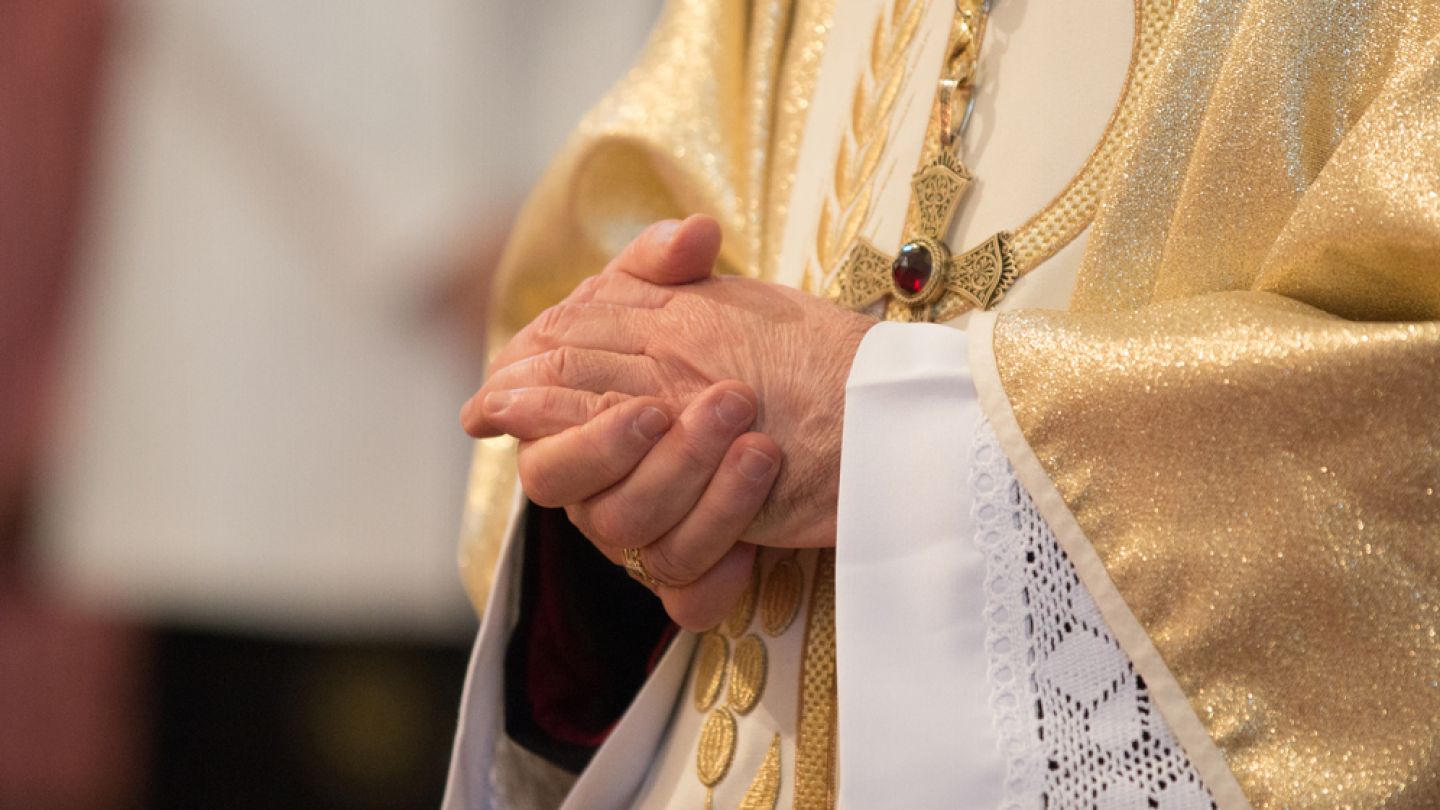 Fată de 13 ani abuzată sexual de un preot, episcopia acuzată că a ascuns și nu a anunțat Parchetul 