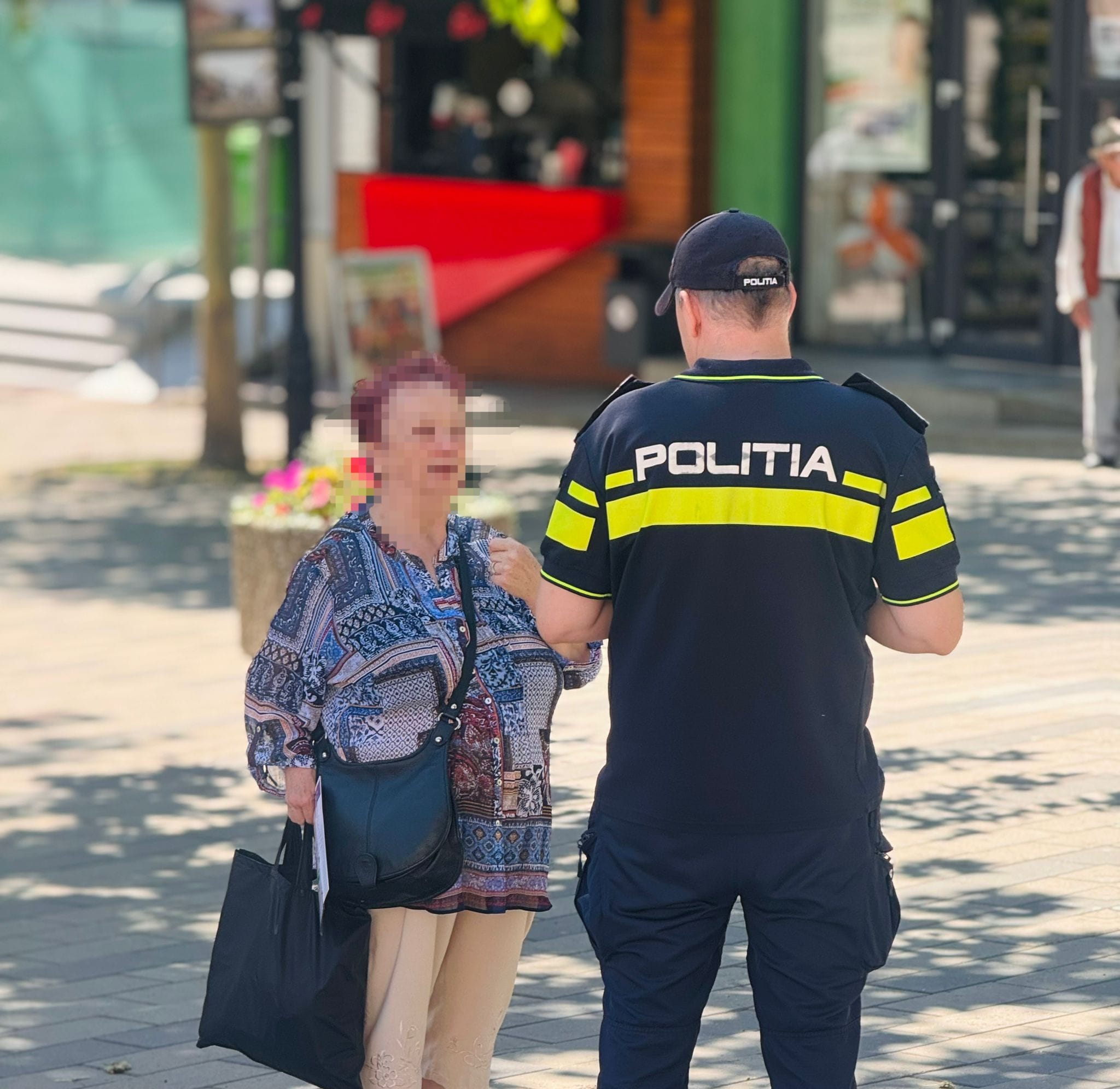 Botoșăneni învățați de polițiști să-și protejeze viața și să ceară brățară electronică 