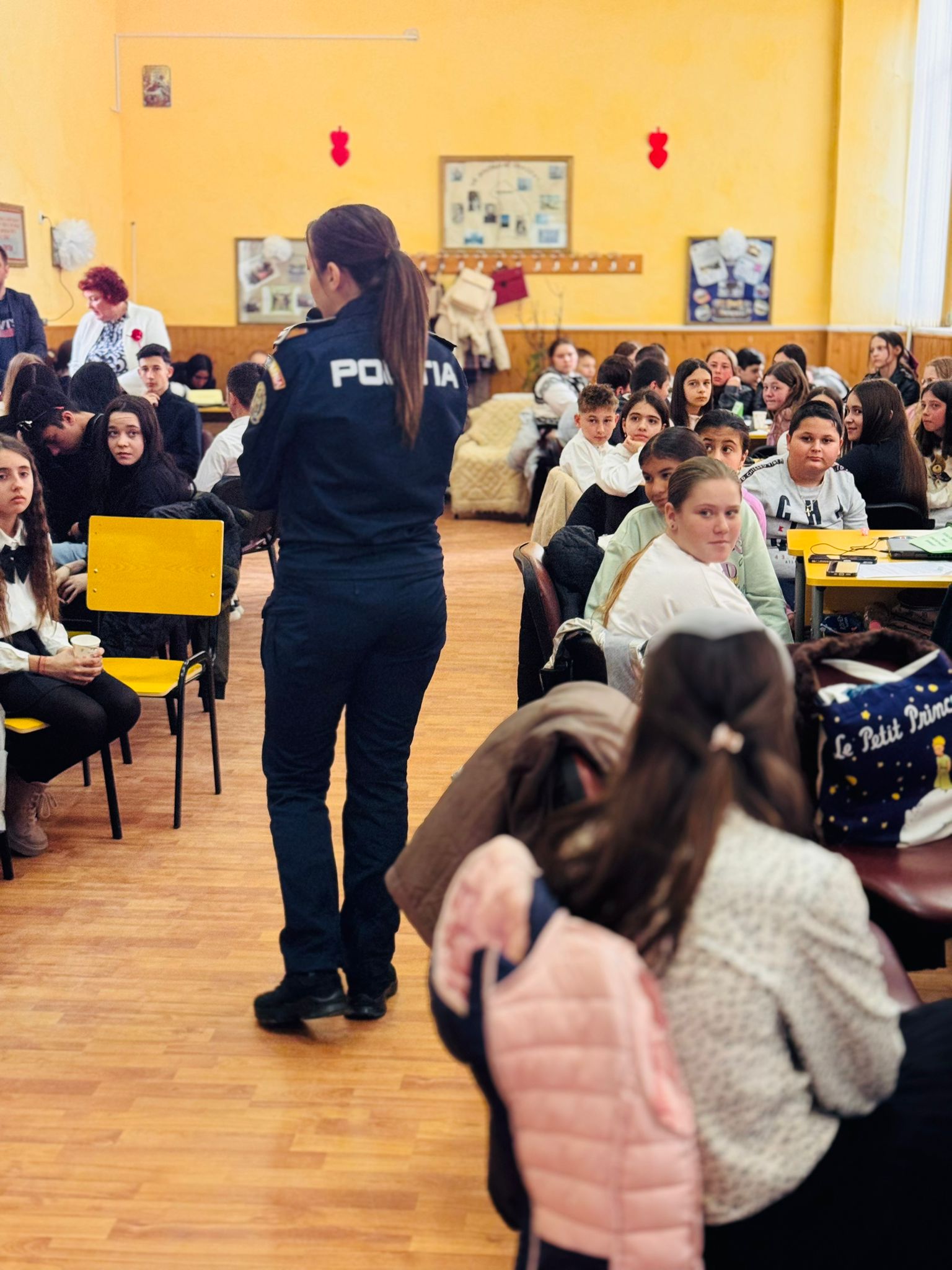 Polițiștii din Botoșani, față în față cu elevii: „Un block salvează o viață” – lecție despre siguranța online