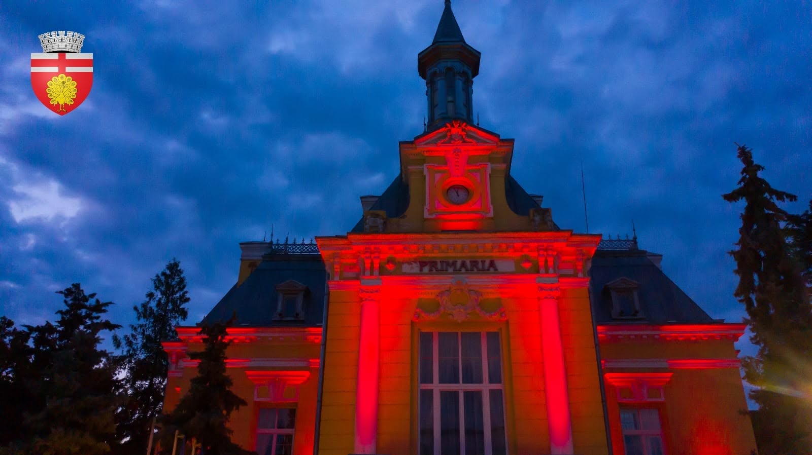 primaria botosani iluminata in rosu.