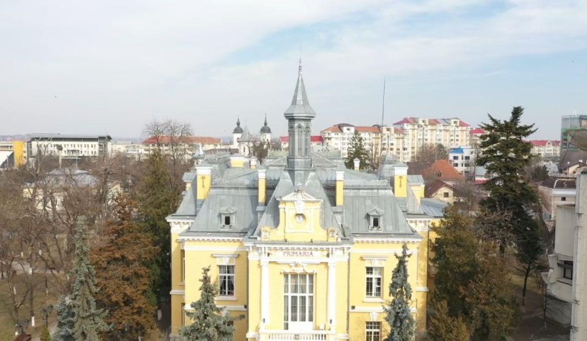 CLIPUL ZILEI: Primăria Municipiului Botoșani, una dintre clădirile emblematice ale orașului
